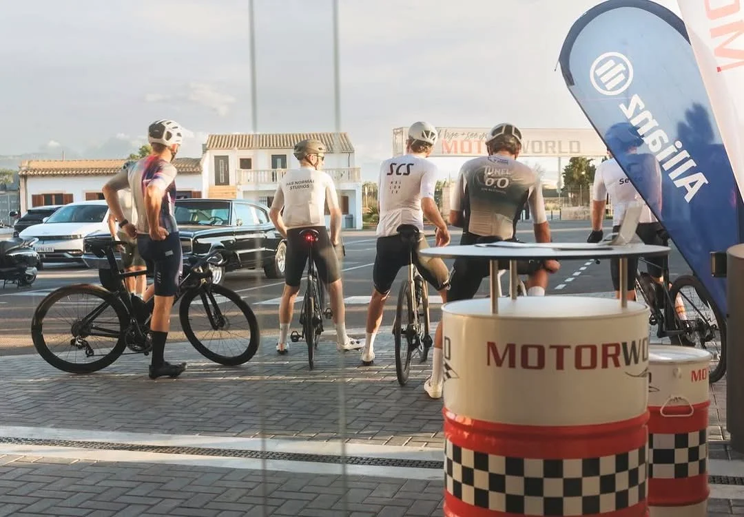 Ciclistes fent networking vora els barrils de Motorworld a Oktobikefest